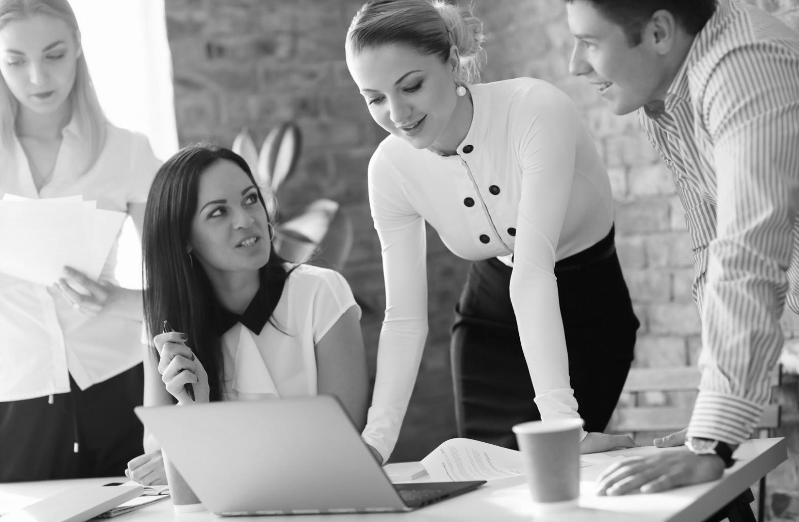Team di consulenti finanziari in riunione strategica con documenti e grafici, simbolo del supporto professionale continuo